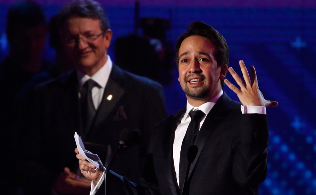 Lin-Manuel Miranda envía mensaje a la Casa Blanca en los Latin Grammy