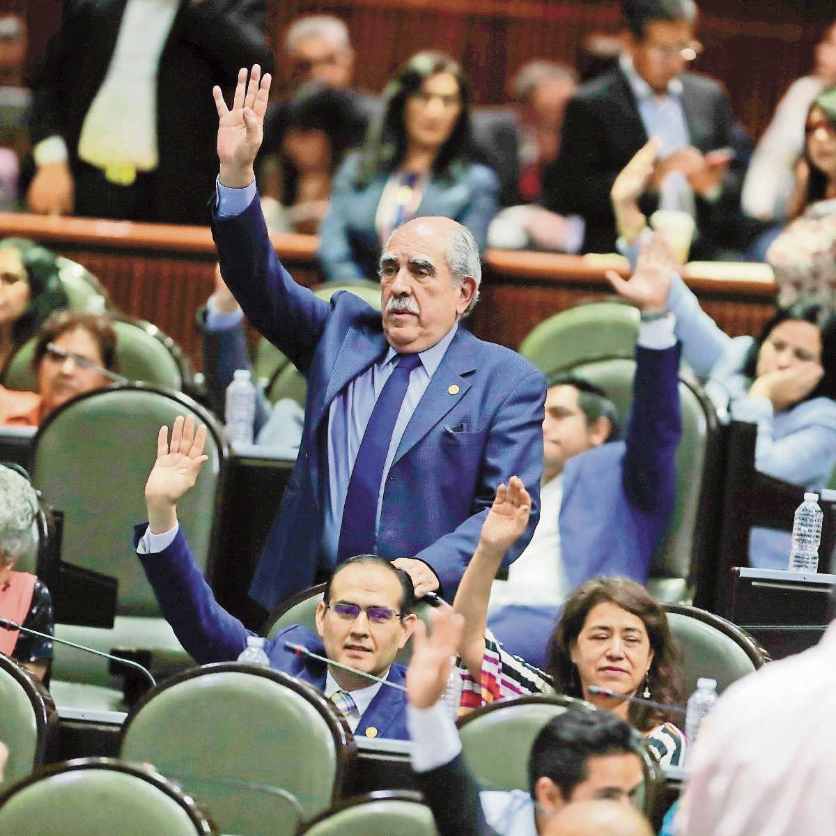 Entre divisiones, diputados avalan cambios en Afore