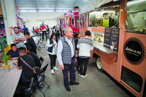 Disfrutan de Cinema Ticket Food Trucks 