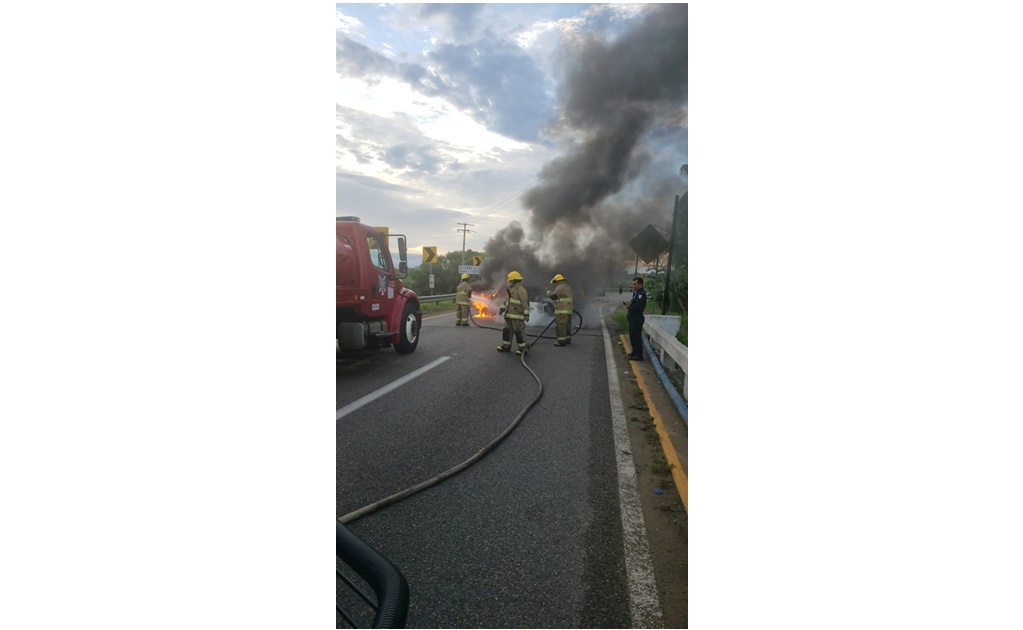 Incendian vehículos y bloquean carretera de Tabasco