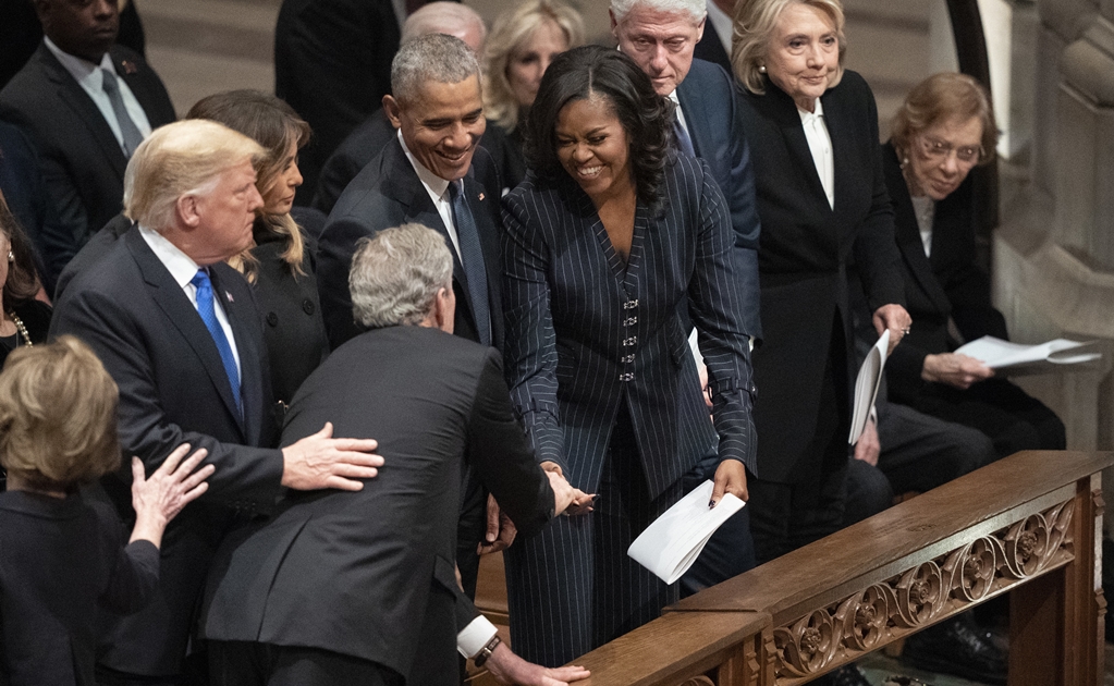 George W. Bush tiene "gesto dulce" con Michelle Obama durante funeral de su padre