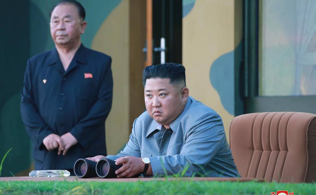 Líder norcoreano dice que lanzamientos de misiles son una “advertencia” para EU