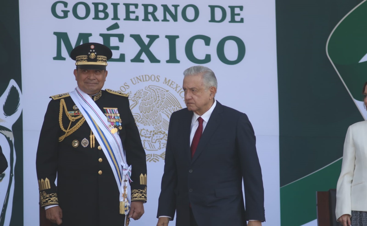 AMLO dice que titulares de Sedena y Marina son funcionarios ...