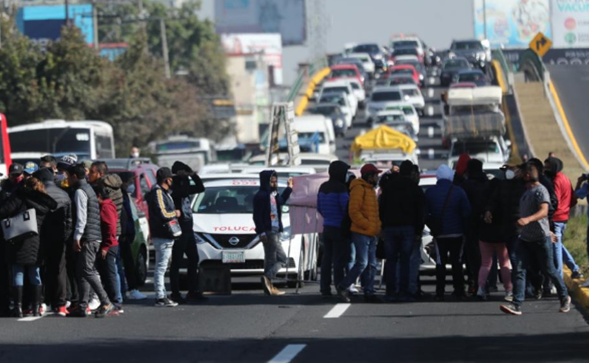 Comerciantes bloquean Paseo Tollocan, en Toluca; exigen que los dejen trabajar 