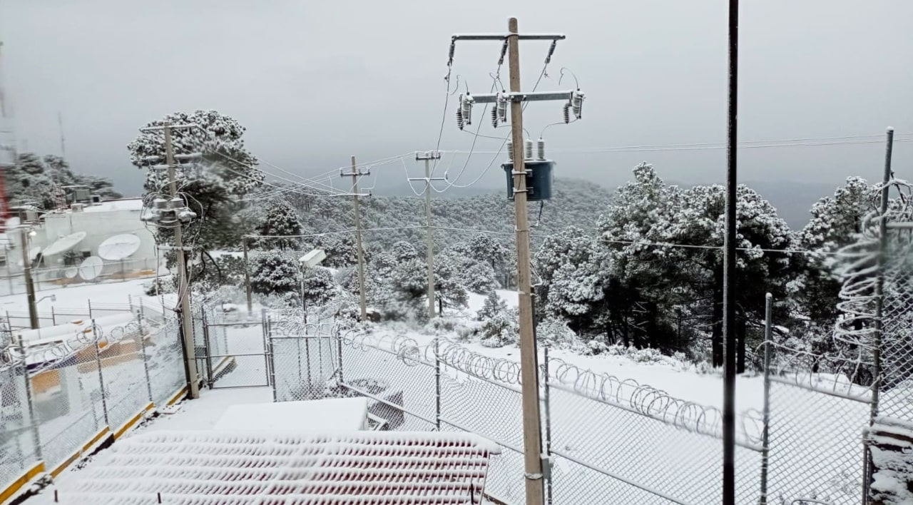 VIDEO: ¡Nevada regala hermosas postales! Nieve cubre el cerro de Jocotitlán en Edomex