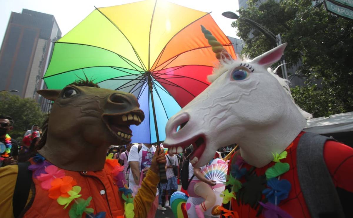 "Aquí se regalan besos": Miles de personas participan en marcha LGBT en la CDMX