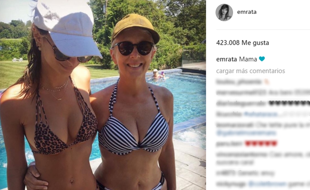 Emily Ratajkowski posa en bikini junto a su mamá