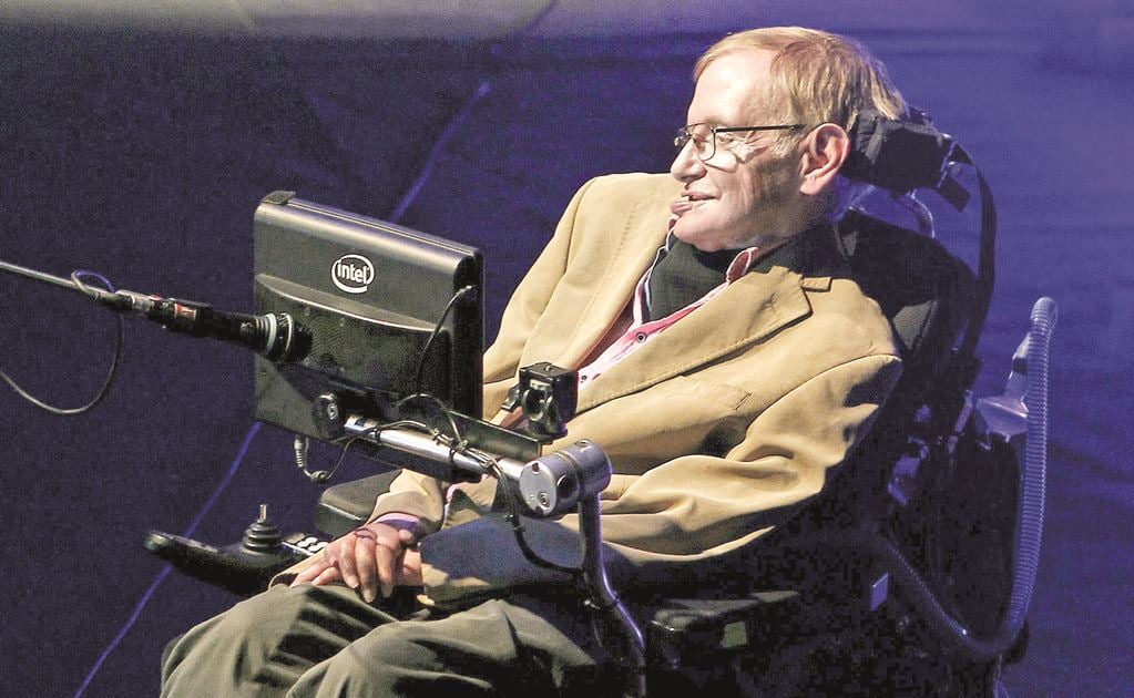 Trasladan a Stephen Hawking a hospital en Roma