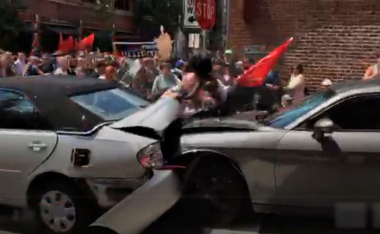 Video. Auto embiste a multitud en marcha supremacista en Charlottesville