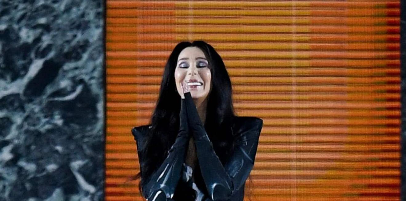 Cher desfila fabulosa, vestida con un ajustado traje, en la pasarela de Balmain