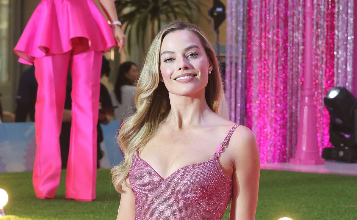 Margot Robbie derrocha glamour con vestido rosa brillante como toda una Barbie