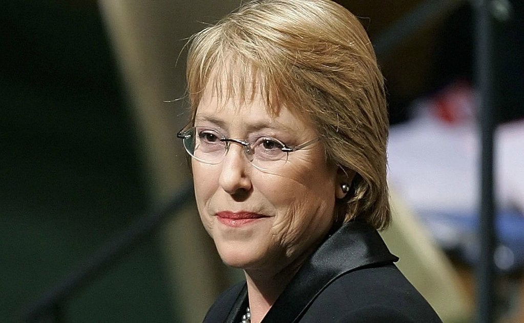 Bachelet se estrena en Twitter con una felicitación a Santos por el nobel