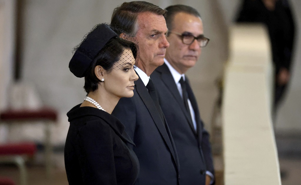 Bolsonaro improvisa mitin electoral en el funeral de la reina Isabel II; le llueven críticas