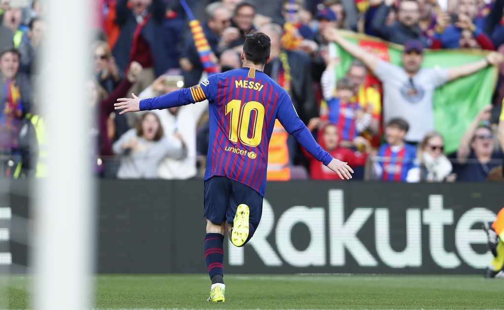 Lionel Messi resuelve el derbi catalán a favor del Barcelona