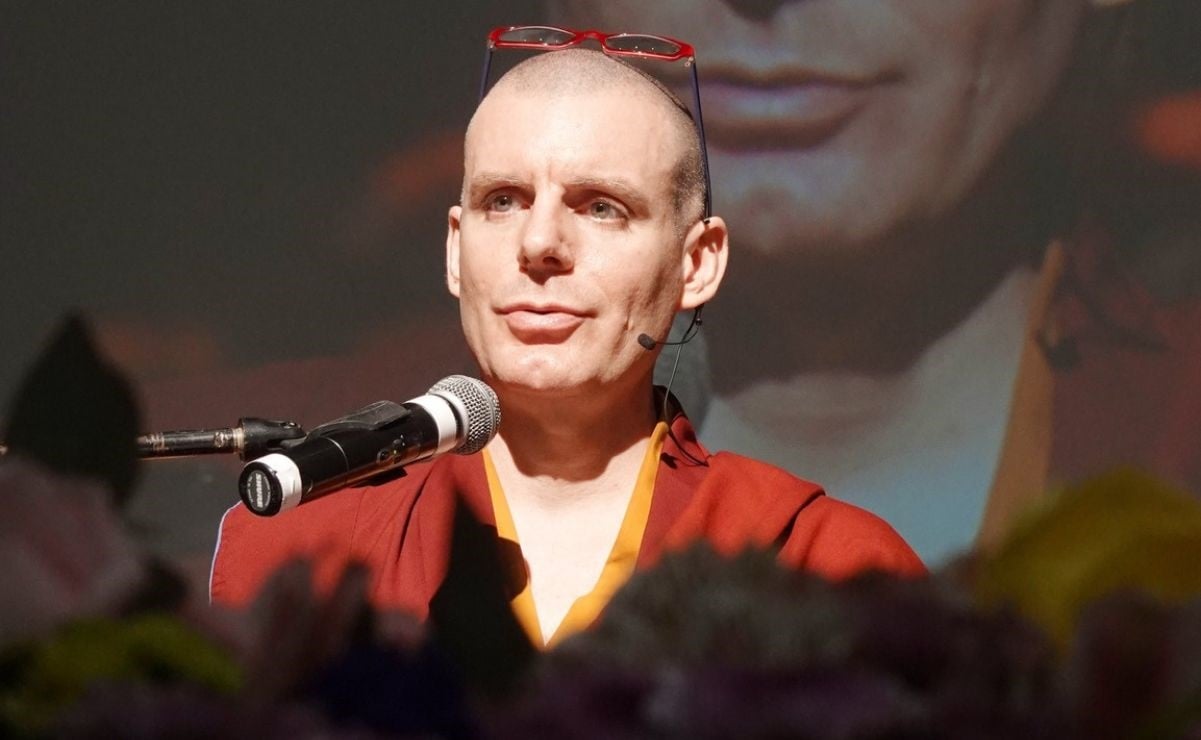 Cautiva maestro budista Lama Rinchen a cientos de personas en la Ciudad de México