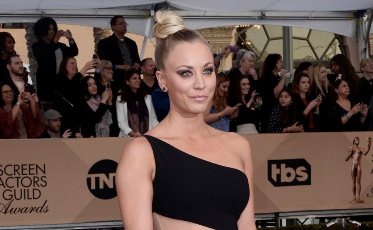 Kaley Cuoco presume su silueta tonificada mientras se ejercita