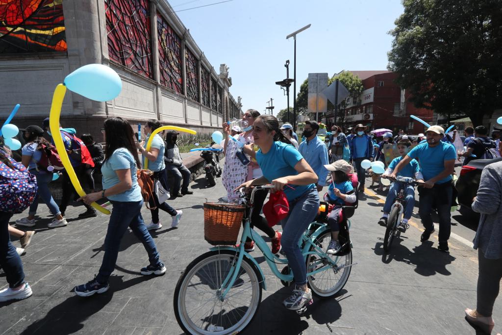 Realizan caminata en Toluca para visibilizar a las personas con autismo