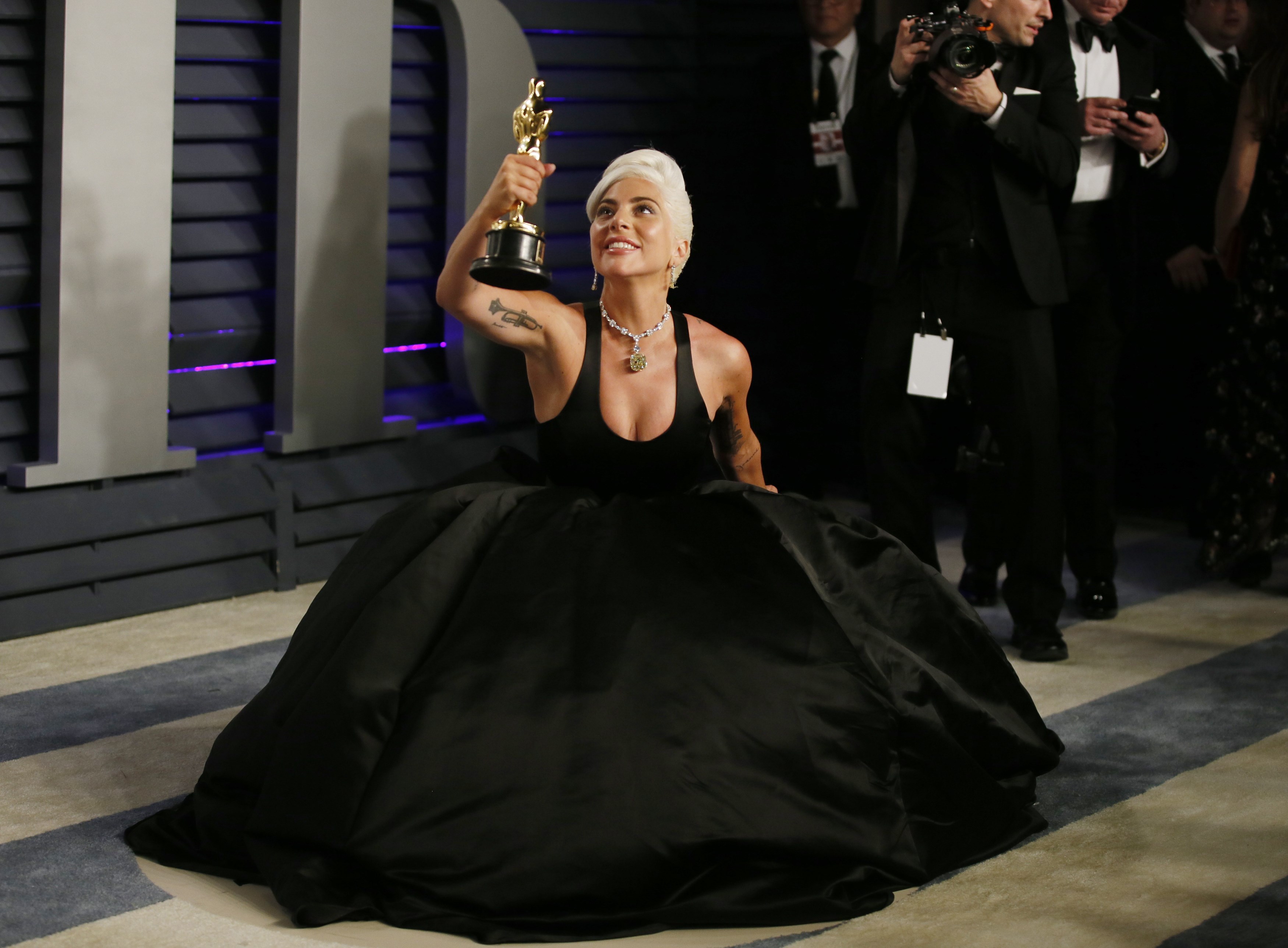 Así es el collar de 30 millones de dólares que Lady Gaga usó para la ceremonia de los Oscars 2019