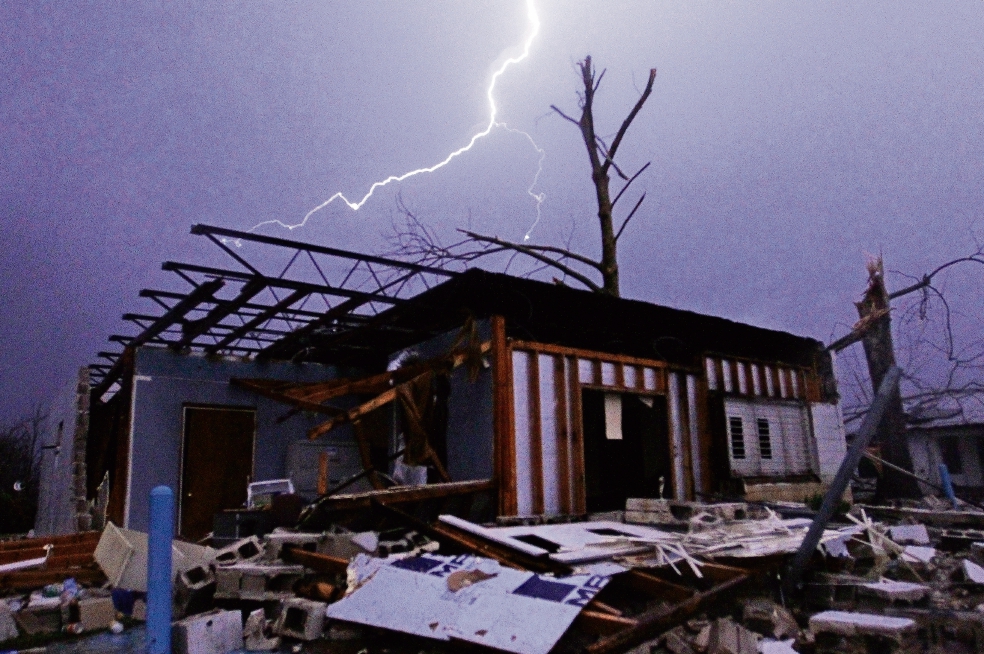 Van 17 muertos por tornados en sureste de EU