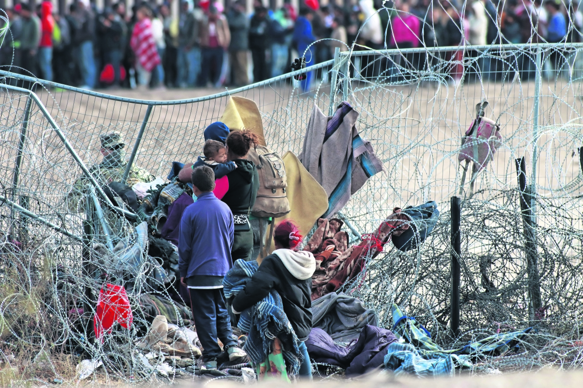 Tráigannos comida y agua, claman migrantes