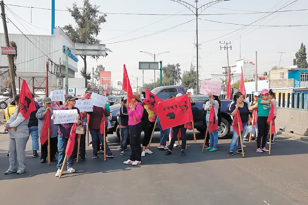 Se enfrentan comerciantes y manifestantes en Iztapalapa