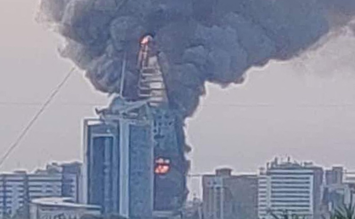 VIDEO: Enfrentamientos dejan envuelto en llamas el emblemático rascacielos de Sudán