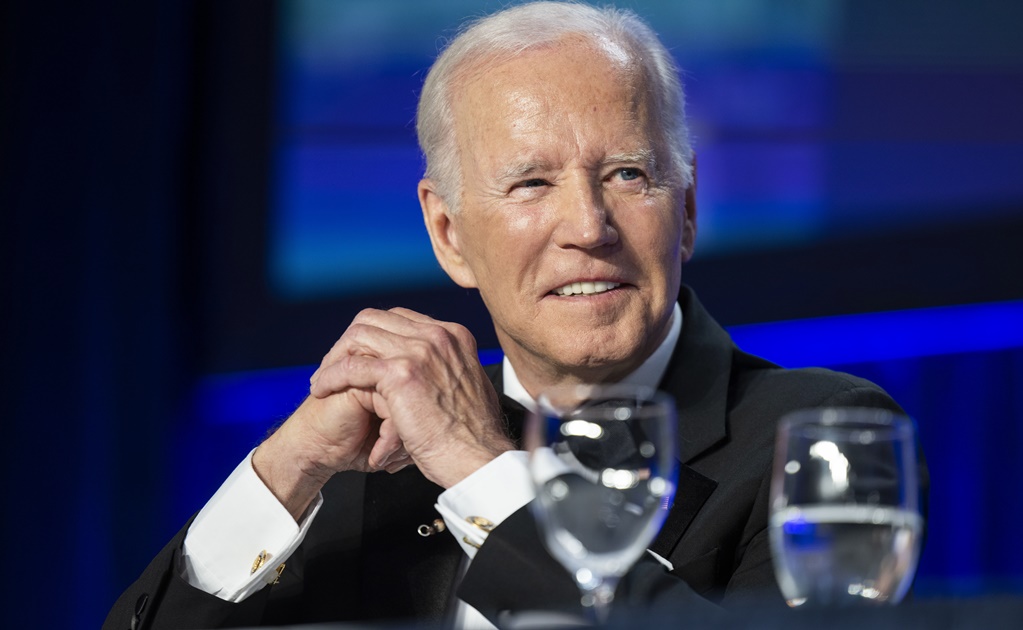 "Tuvimos una horrible plaga, seguida por dos años de Covid", dice Biden en Cena de Corresponsales