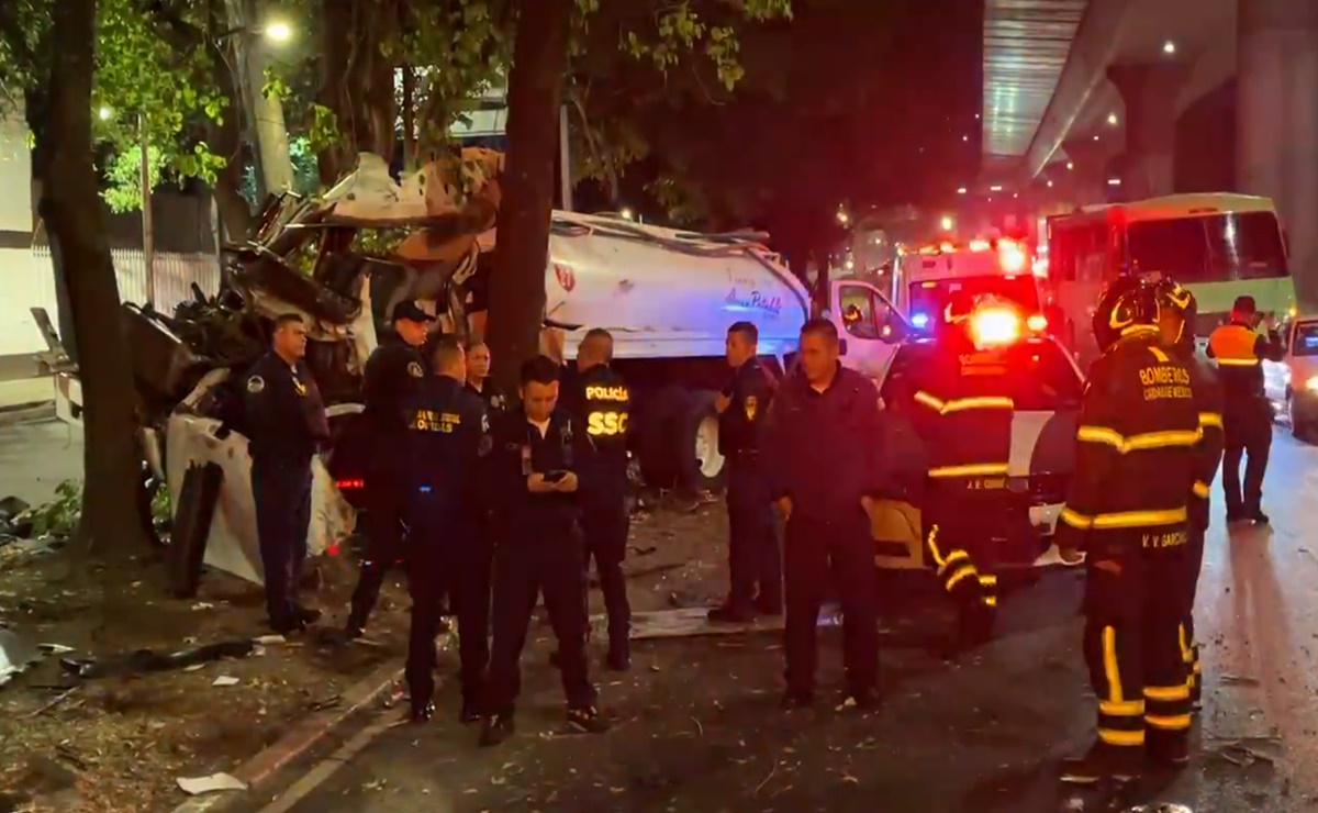 Una pipa de agua potable chocó sobre el Viaducto Tlalpan; hay dos muertos