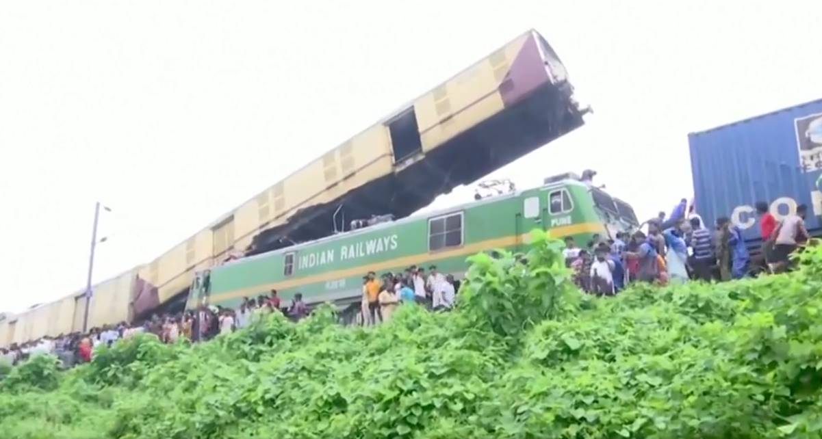 Choque de trenes en la India deja al menos ocho muertos