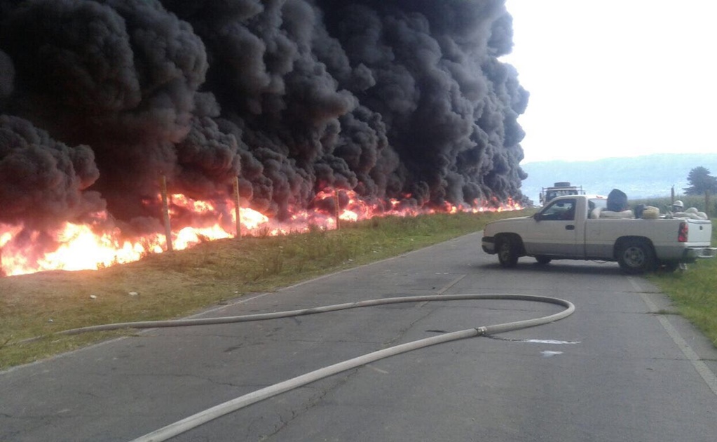 Derrame en toma clandestina de combustible provoca incendio en Acambay