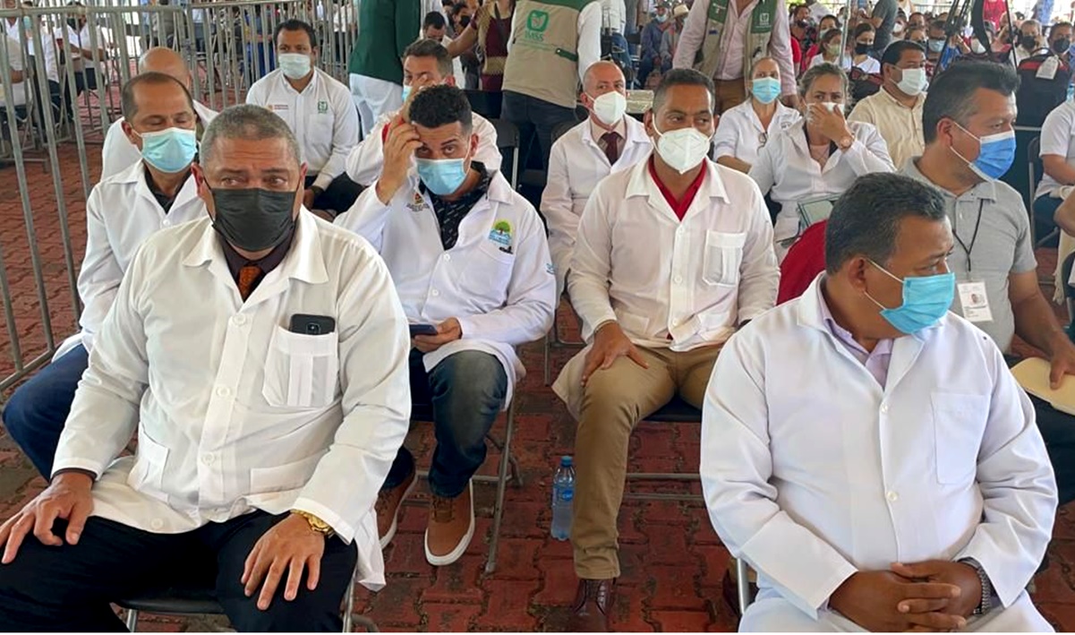 Médicos cubanos esperan a AMLO que supervisa avance del programa IMSS-Bienestar en Nayarit