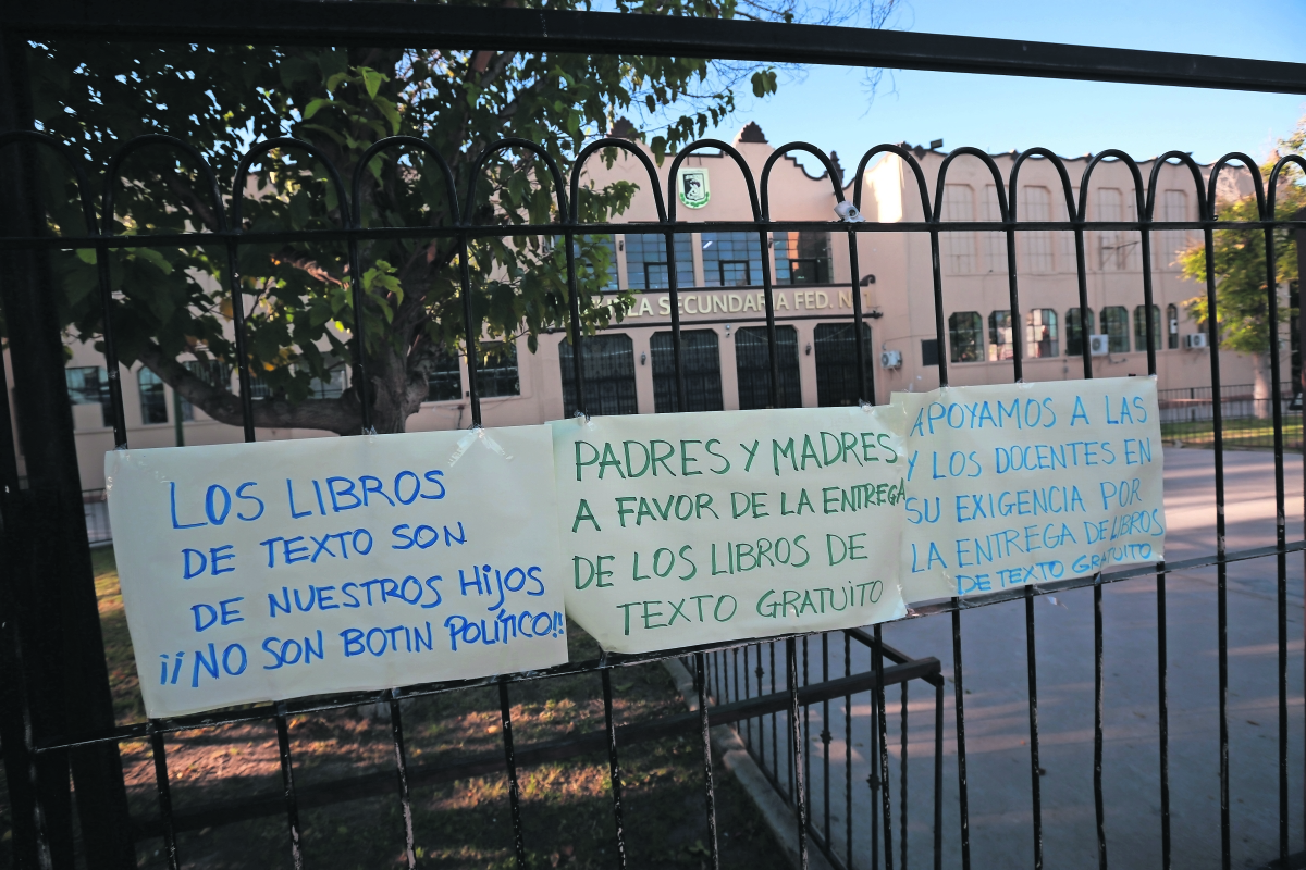 Paran escuelas de Chihuahua por libros de texto 