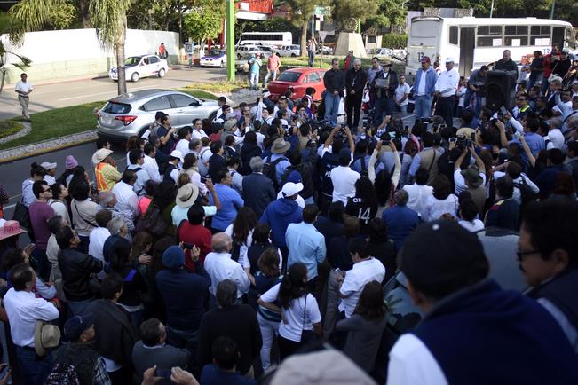 Contingente antiGraco parte rumbo a la CDMX