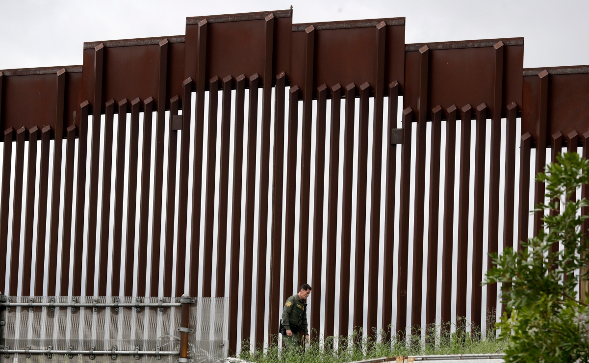 Decenas de migrantes han caído de lo alto del muro fronterizo en San Diego en las últimas semanas