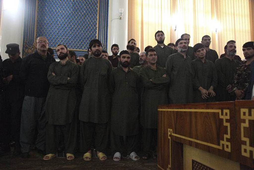 Afganistán condena a muerte a 4 por linchar a mujer 