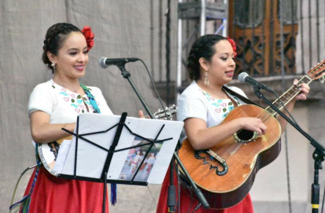 Huapangueras ponen el ritmo en Plaza de Armas