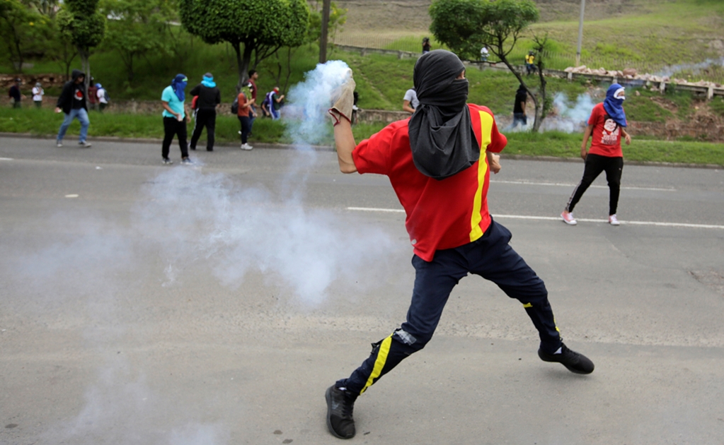 Con gas lacrimógeno, policía reprime manifestación contra presidente de Honduras 