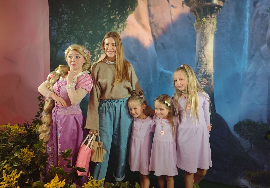 Yael Sandler, Michelle y Chantal Torres junto a sus hijas en Momento Disney Princesa