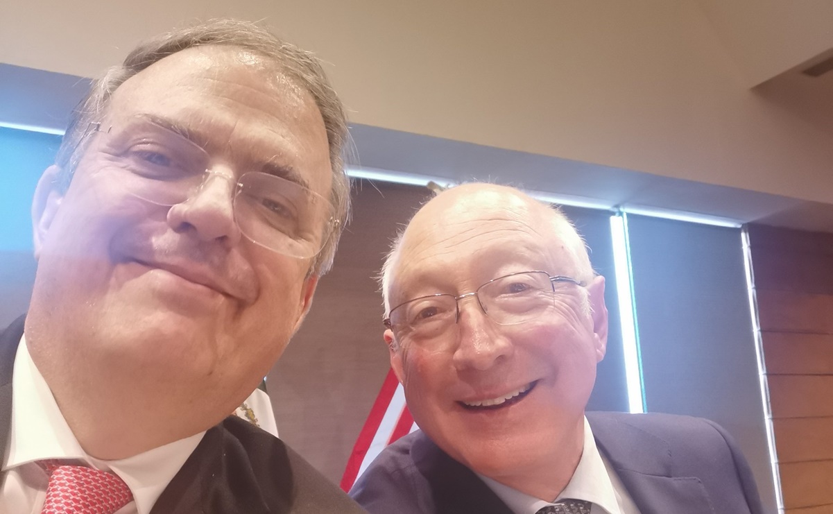 Pese a amago sobre relación con EU, Ebrard presume selfie con Ken Salazar