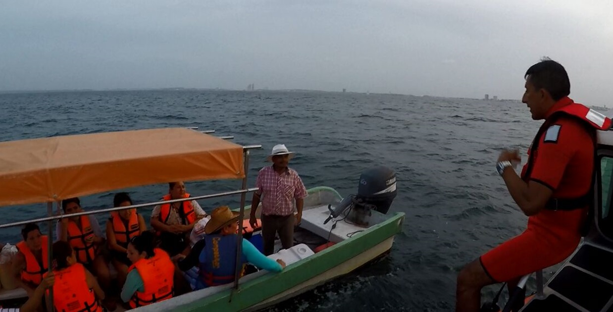 Marinos rescatan a once personas en costas de Veracruz 