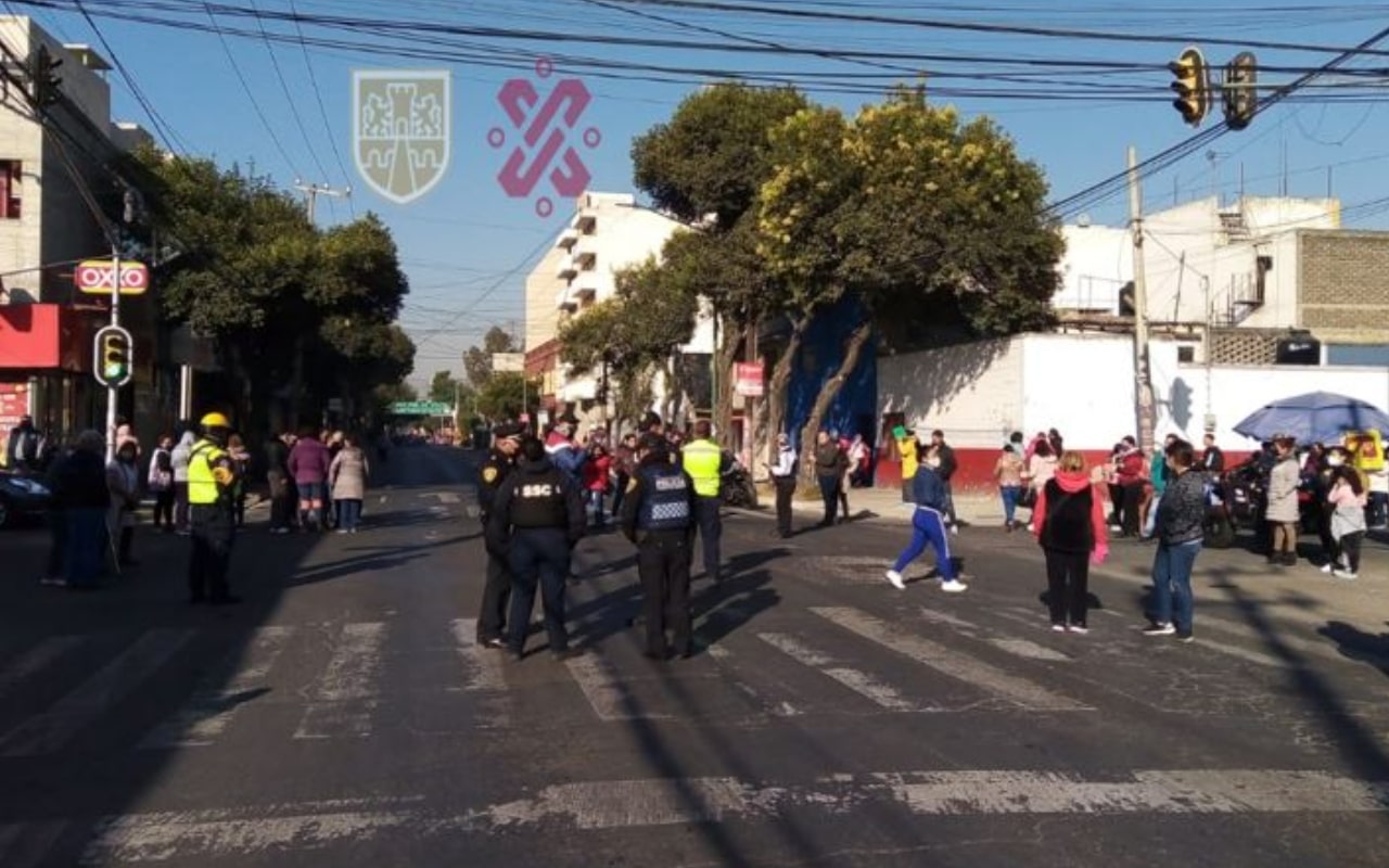 Manifestantes bloquean Lorenzo Boturini en la Venustiano Carranza 