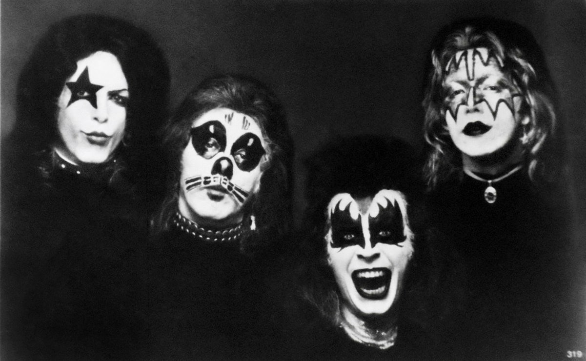 KISS lanzó su primer disco hace 50 años, entre maquillaje, plataformas y rock