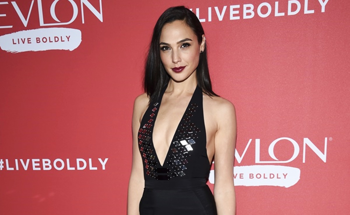 Gal Gadot posa al natural y braless con su vestido transparente más revelador