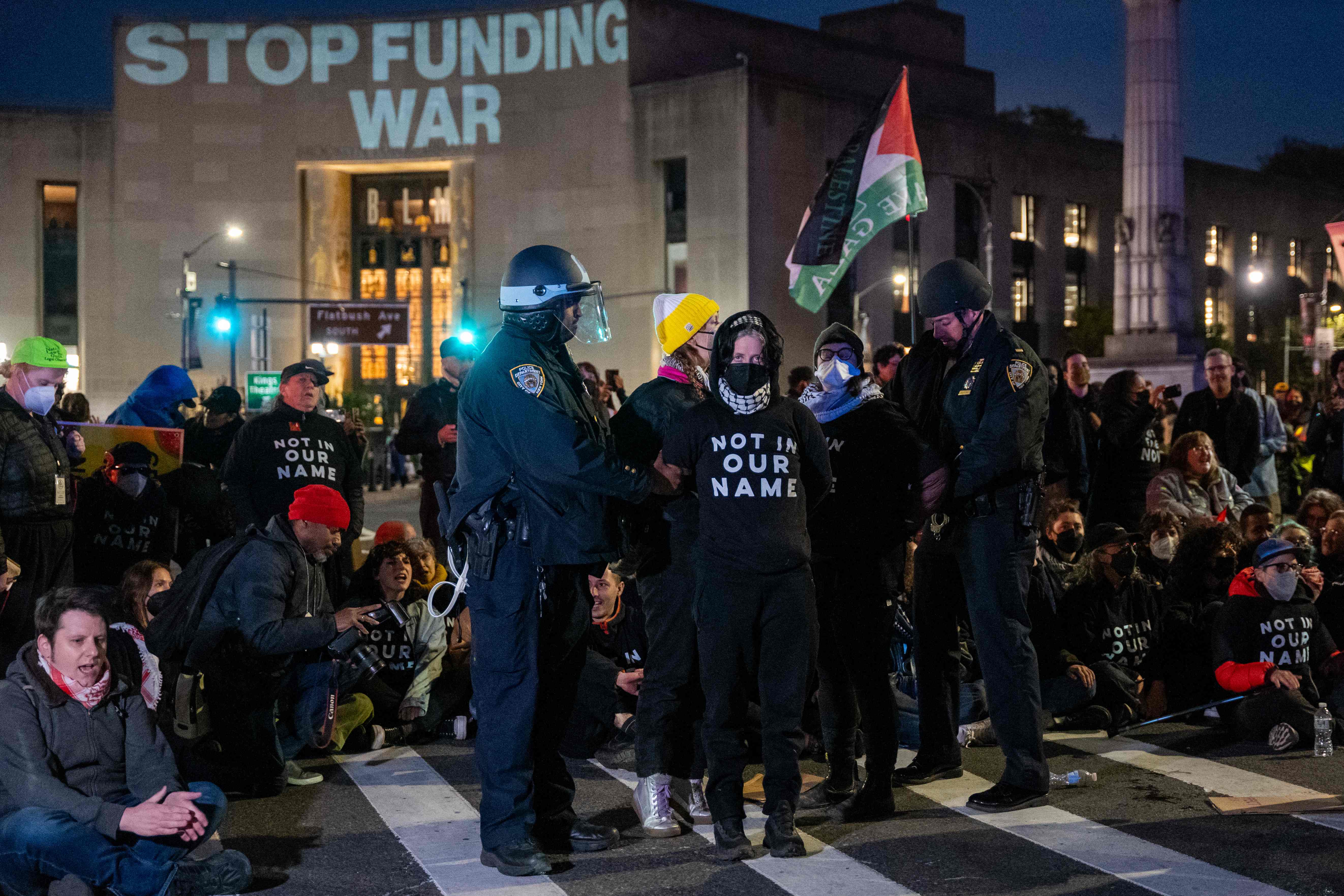 Detienen a 100 manifestantes propalestinos en universidad de Boston