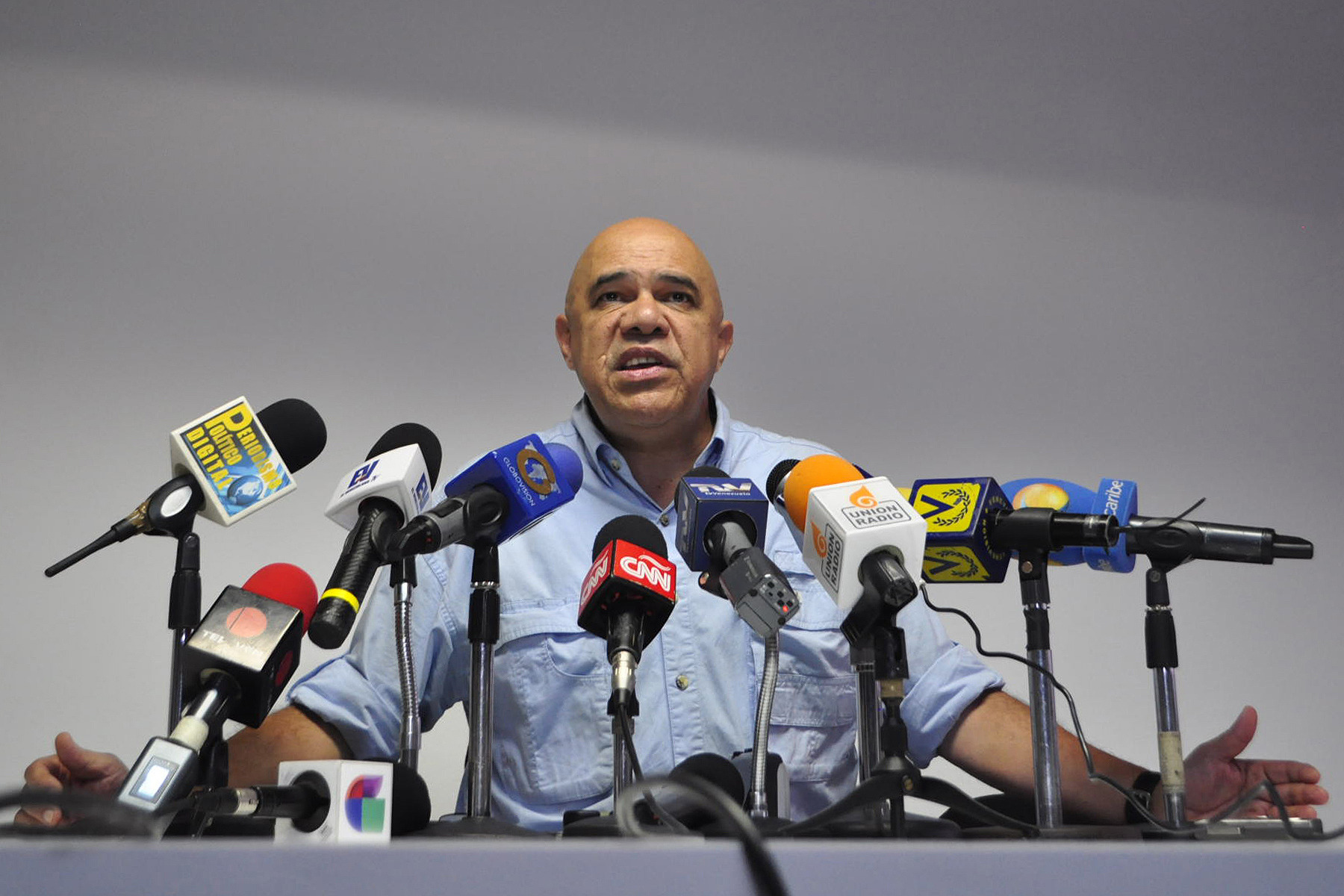 Oposición venezolana exige proseguir con revocatorio