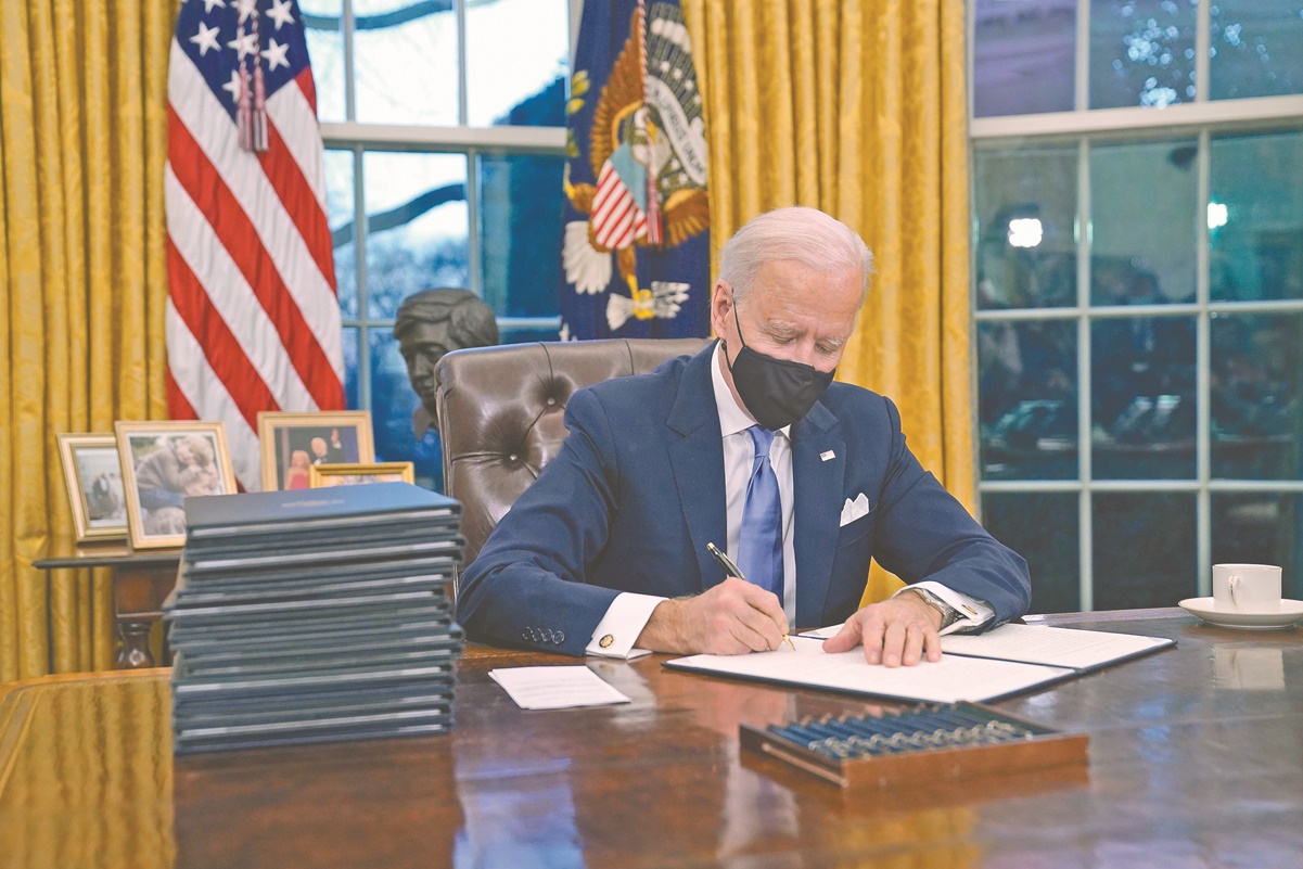 Biden firma paquete para  financiar el gobierno