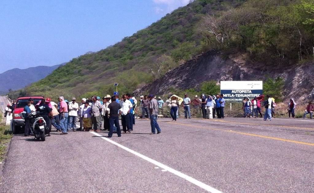 Productores de sorgo y maíz realizan bloqueos en Oaxaca