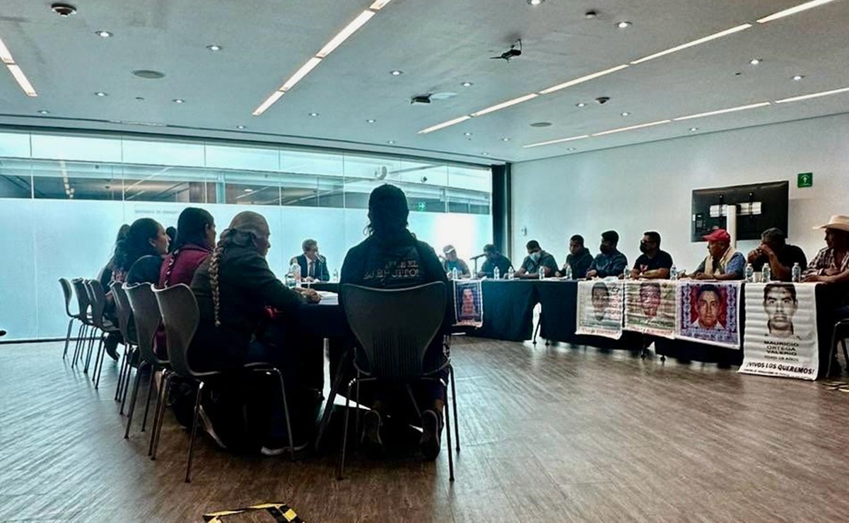Padres de normalistas de Ayotzinapa y abogado sostienen encuentro con Monreal en el Senado