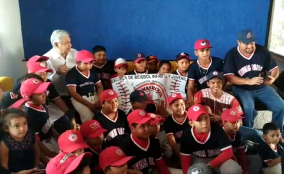 AMLO convive con niños de escuela de beisbol