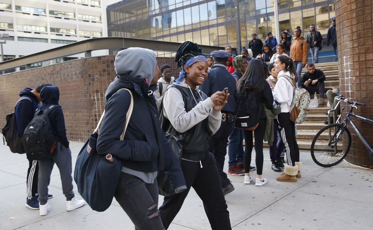 Impondrán multas a escuelas de Nueva York que impidan el acceso a niños migrantes